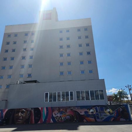 Отель Ibis Montes Claros Shopping Экстерьер фото