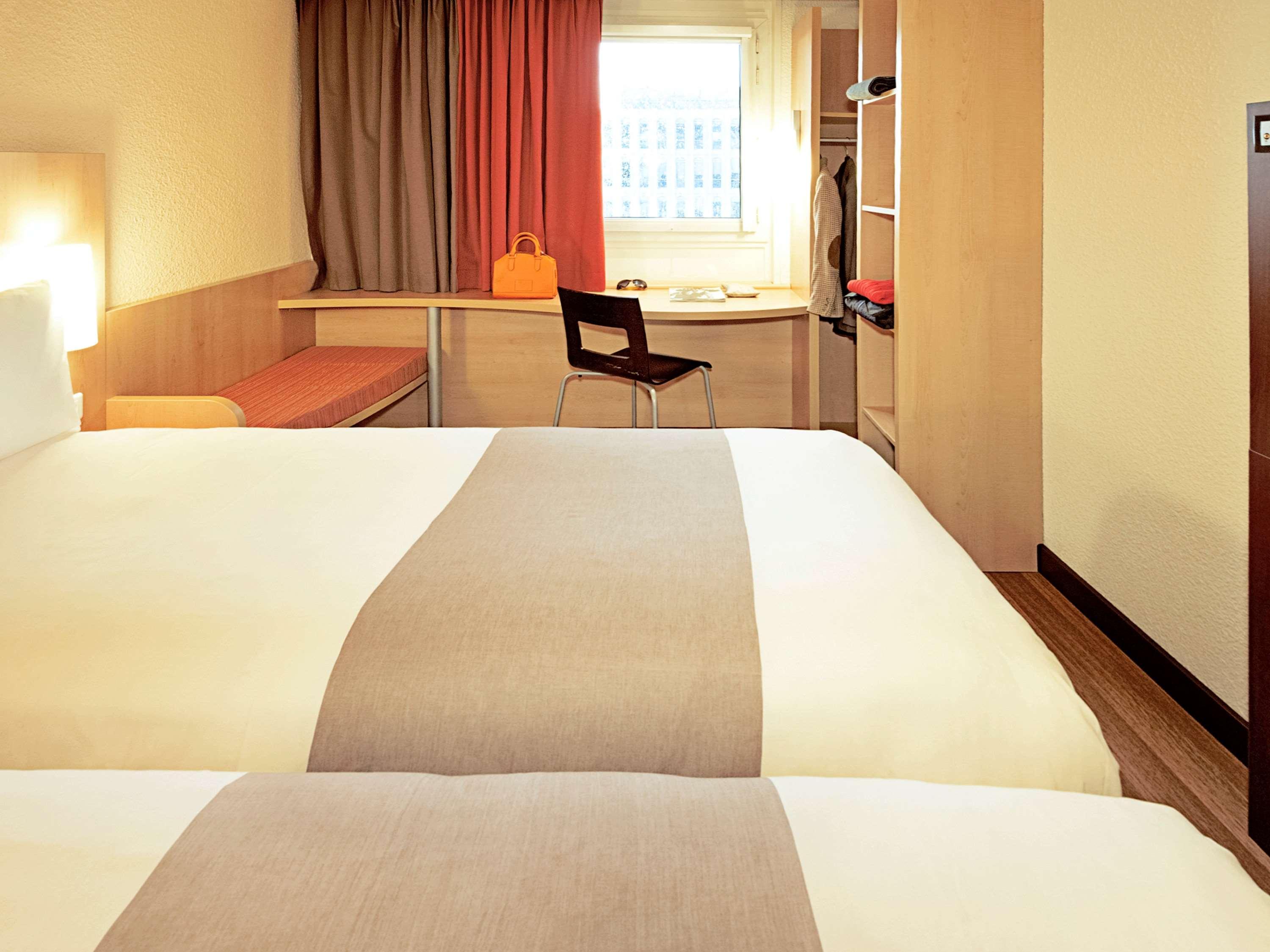 Отель Ibis Montes Claros Shopping Экстерьер фото