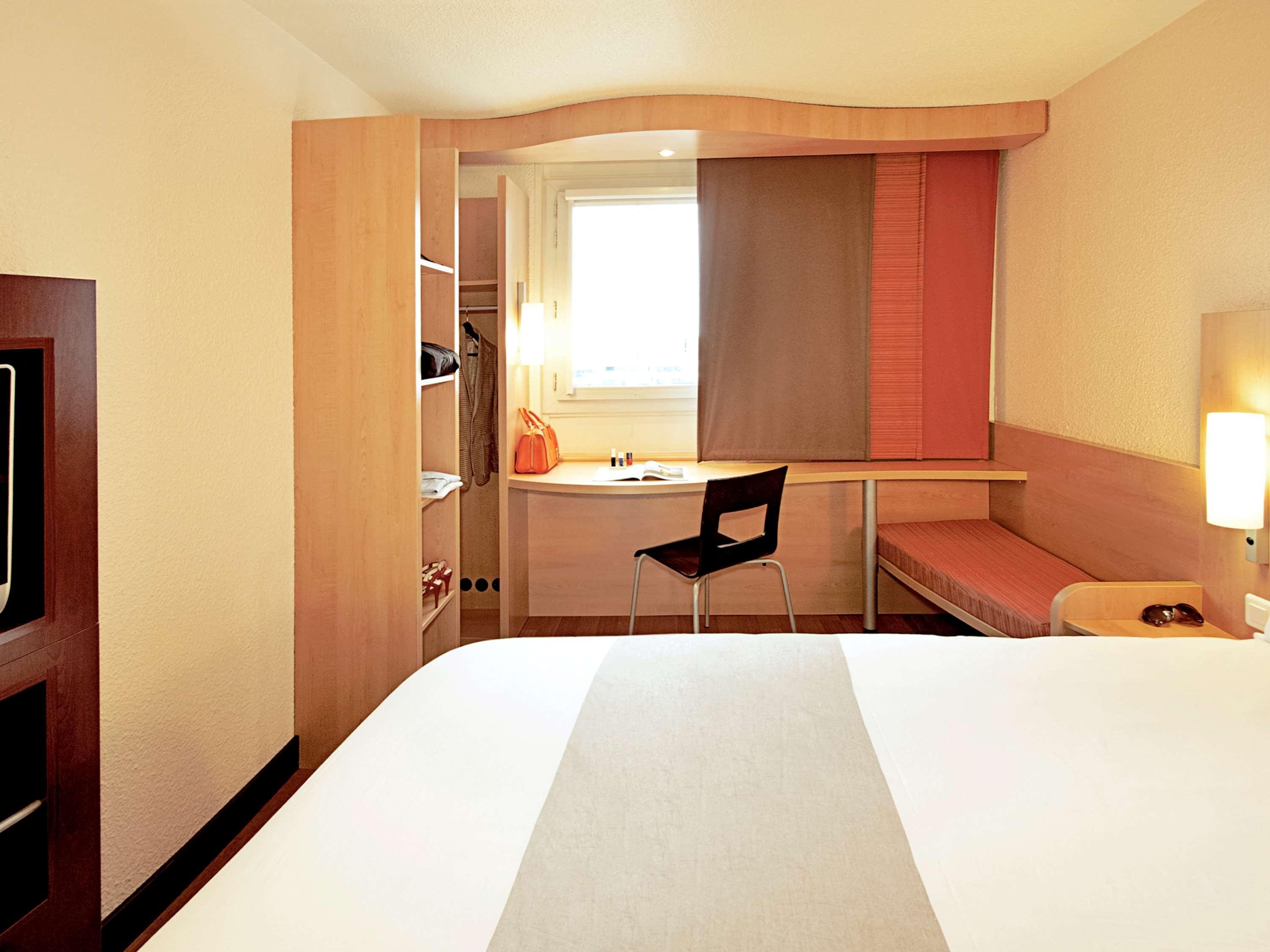 Отель Ibis Montes Claros Shopping Экстерьер фото