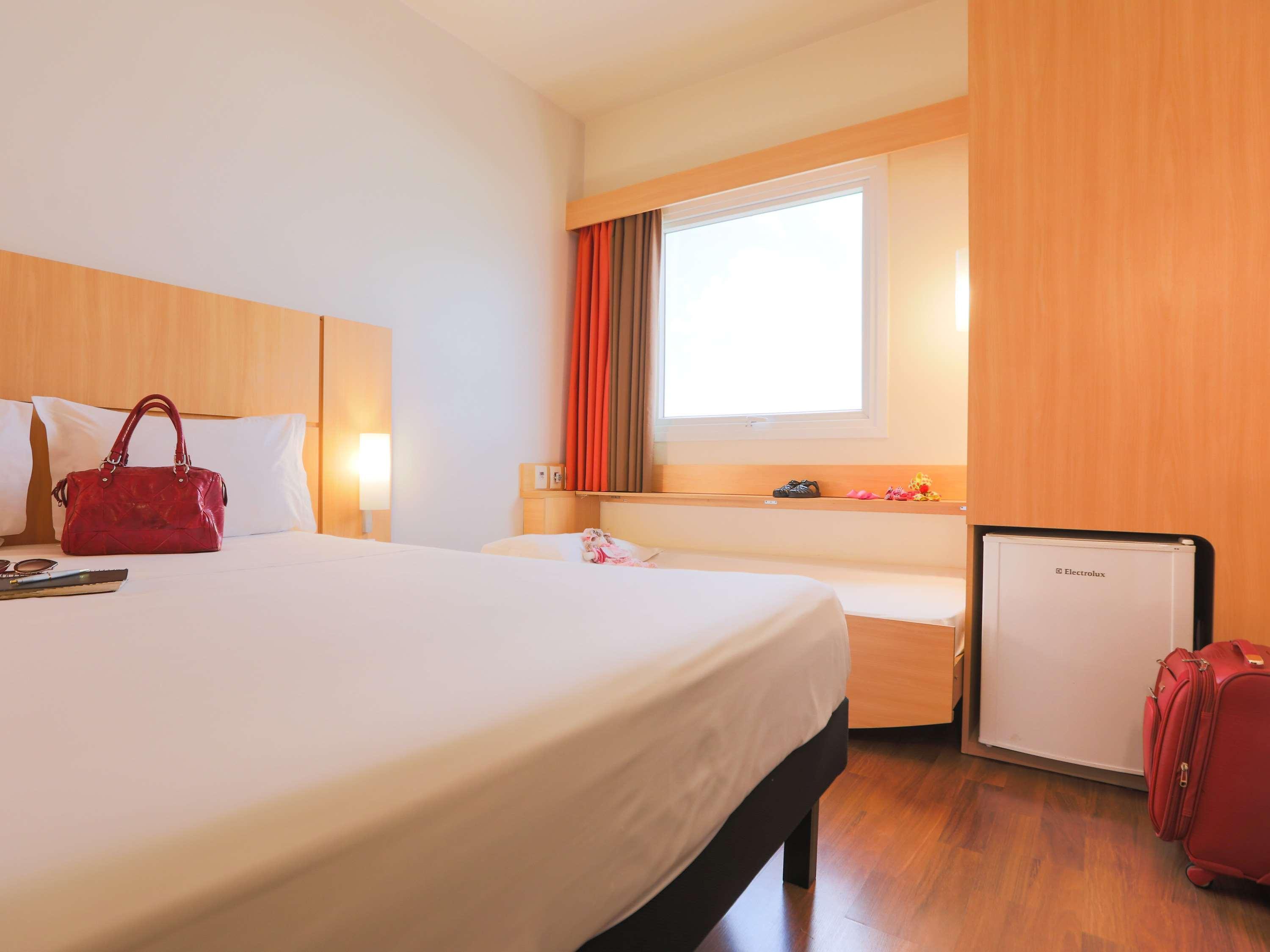 Отель Ibis Montes Claros Shopping Экстерьер фото