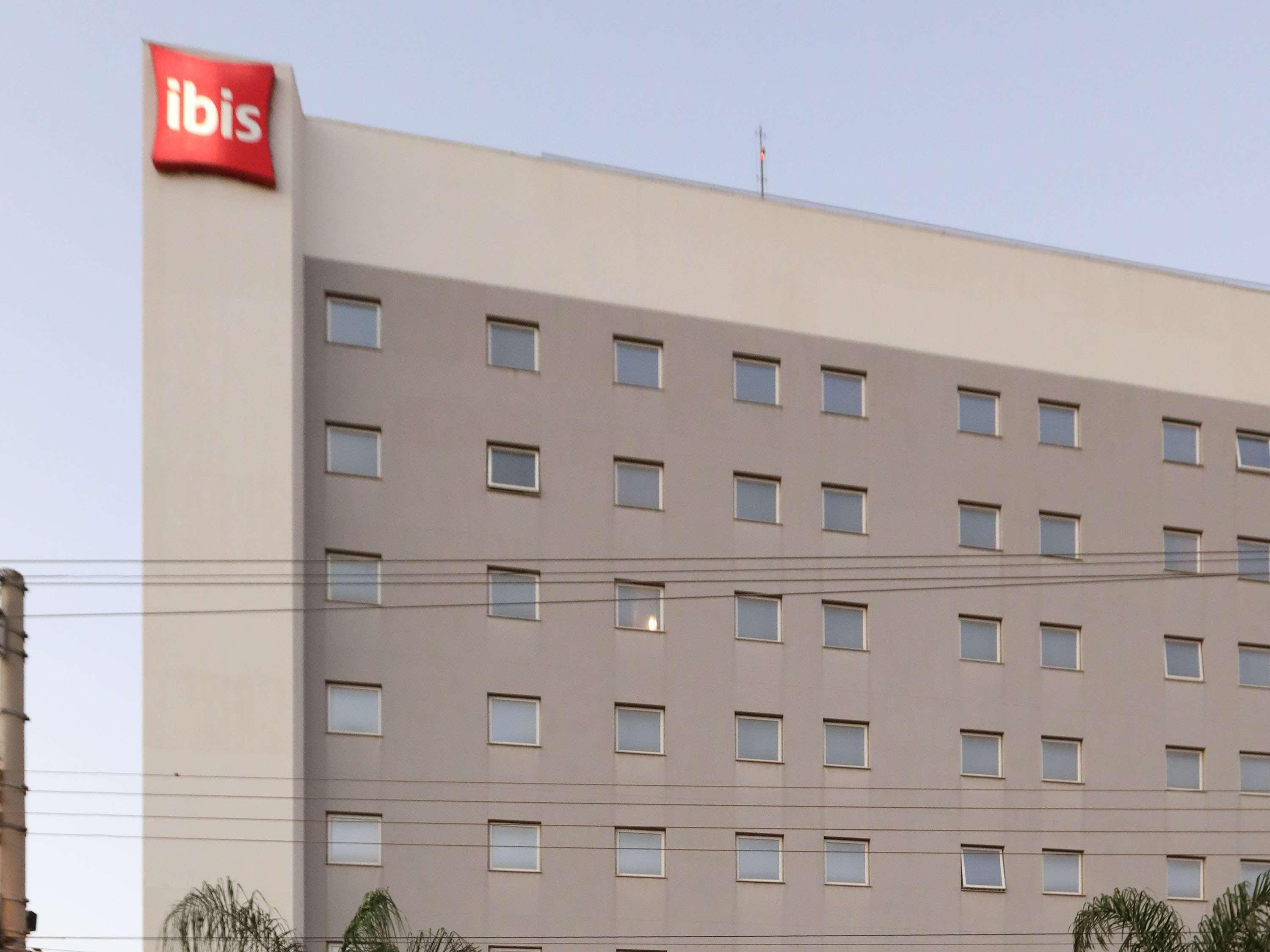 Отель Ibis Montes Claros Shopping Экстерьер фото