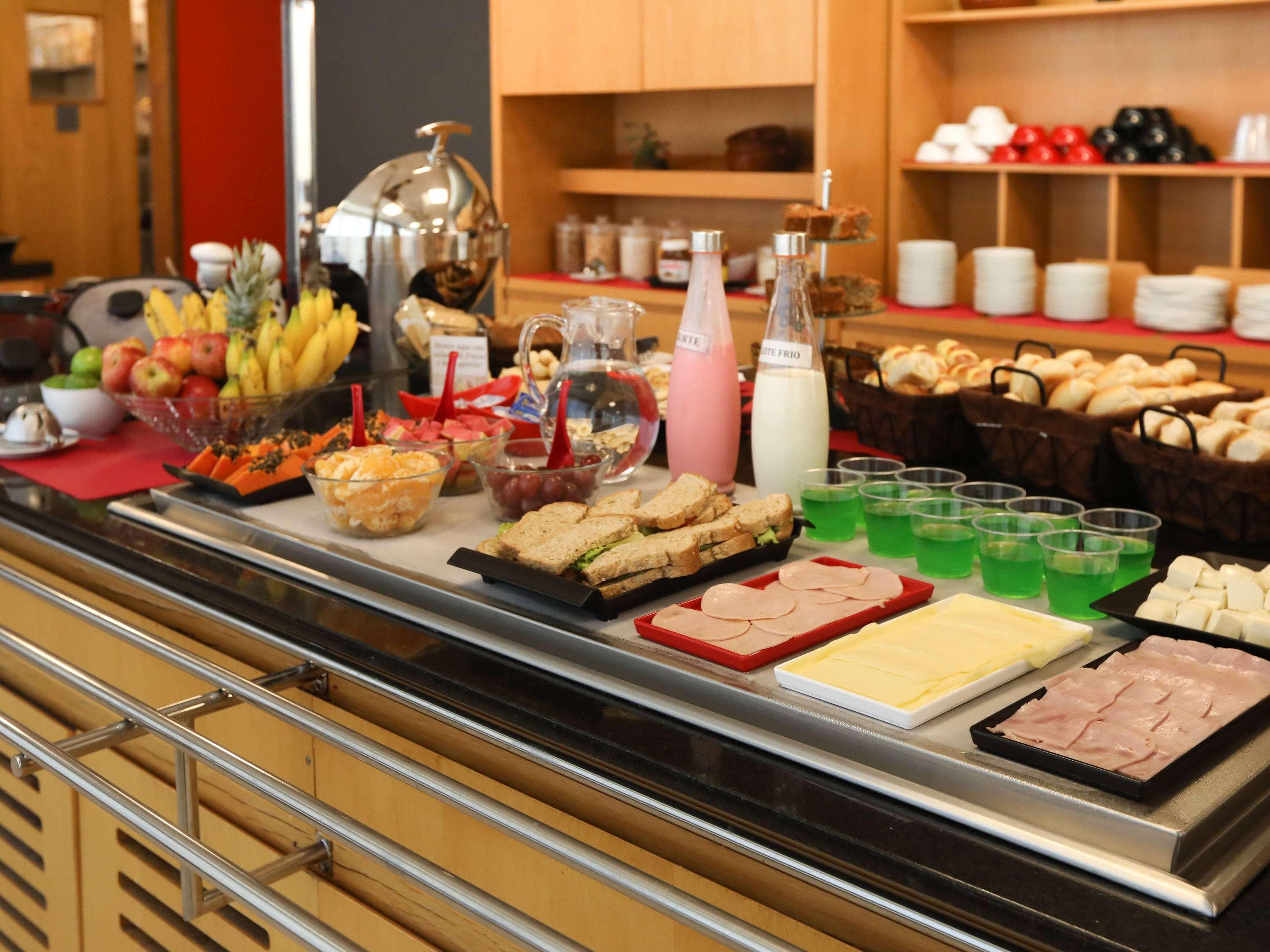 Отель Ibis Montes Claros Shopping Экстерьер фото
