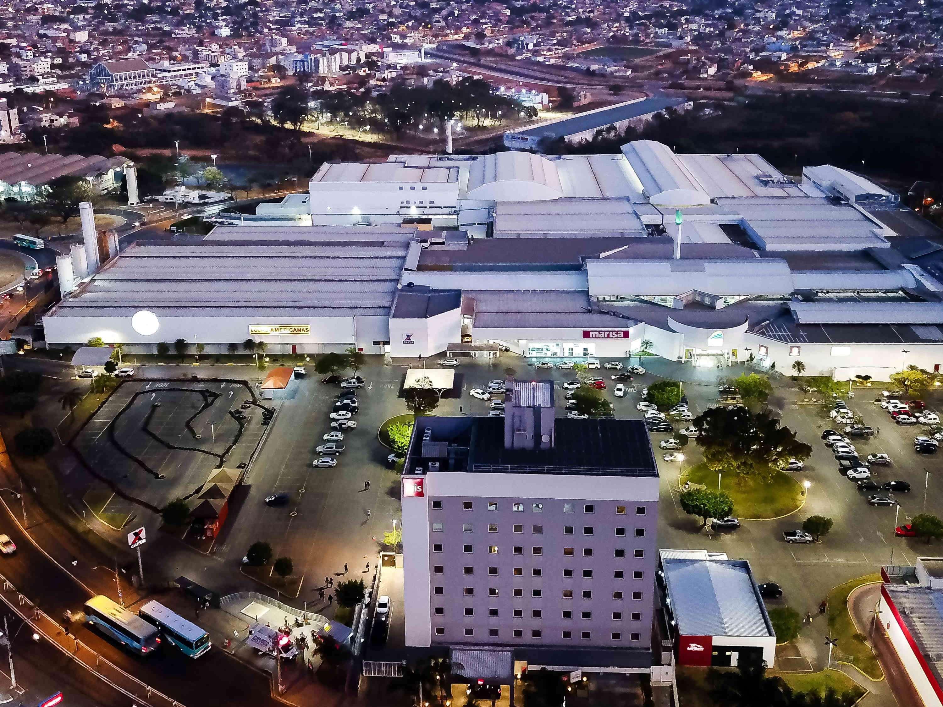 Отель Ibis Montes Claros Shopping Экстерьер фото
