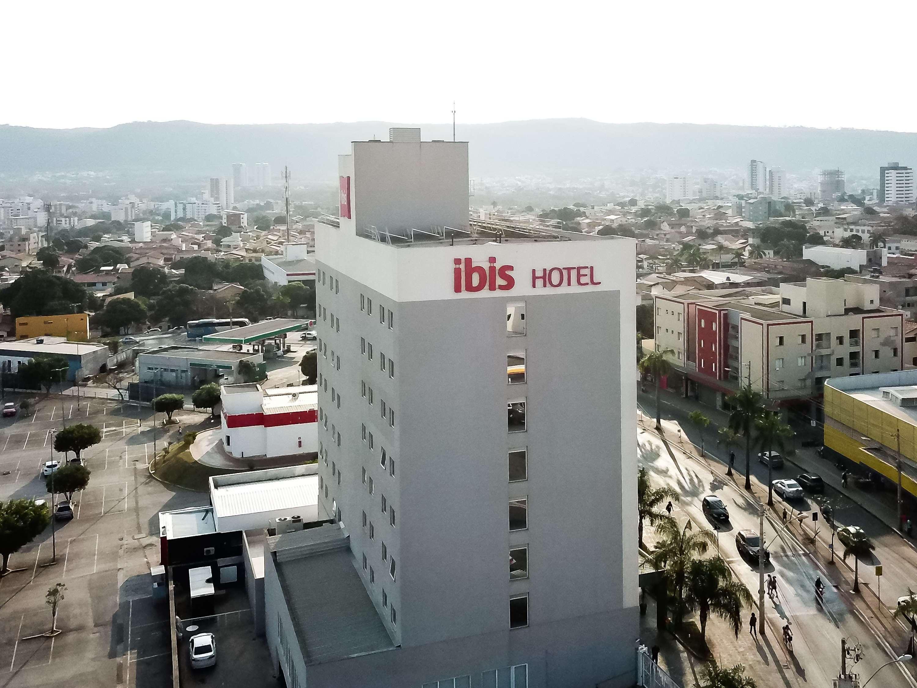 Отель Ibis Montes Claros Shopping Экстерьер фото