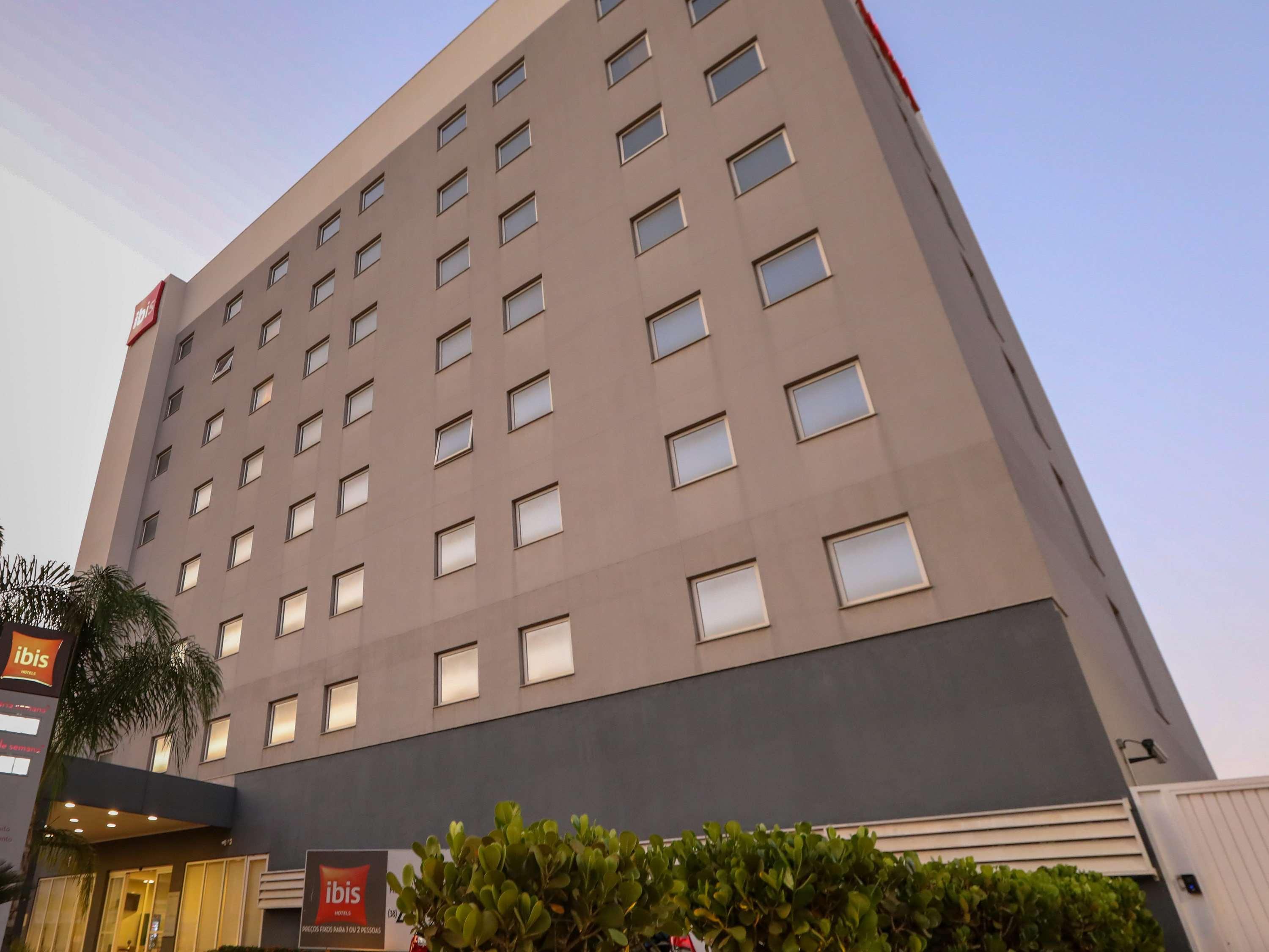 Отель Ibis Montes Claros Shopping Экстерьер фото