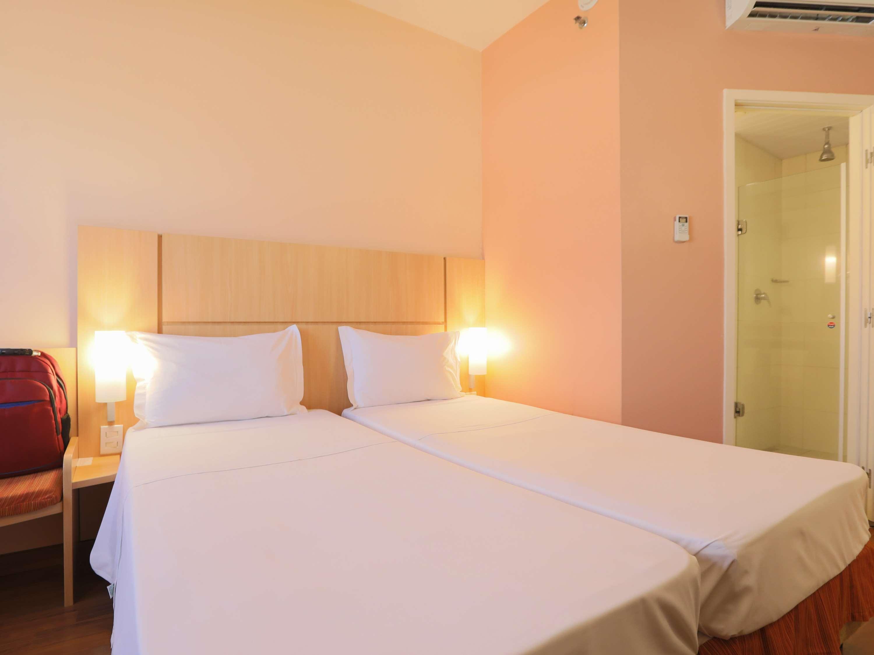 Отель Ibis Montes Claros Shopping Экстерьер фото