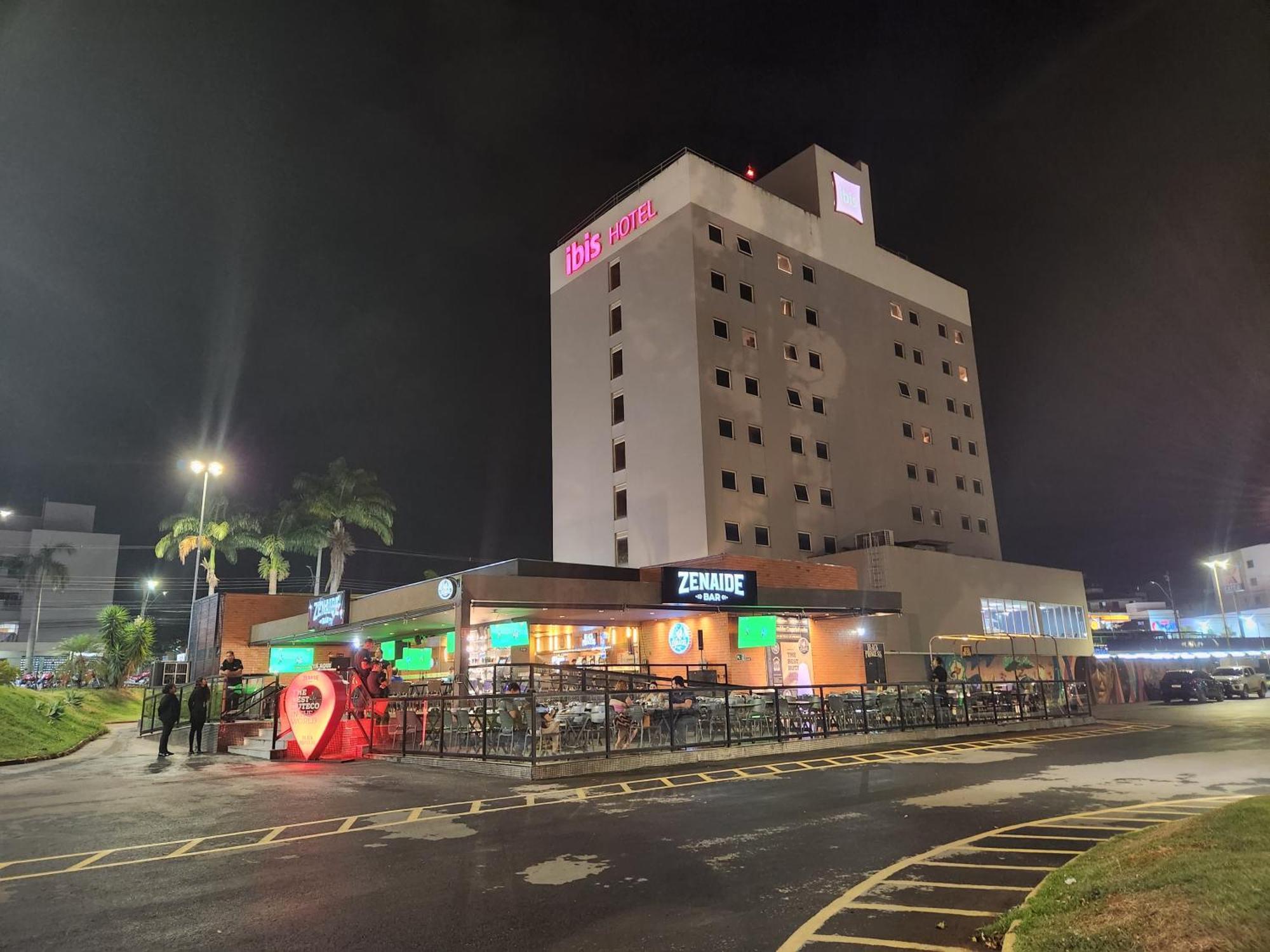 Отель Ibis Montes Claros Shopping Экстерьер фото