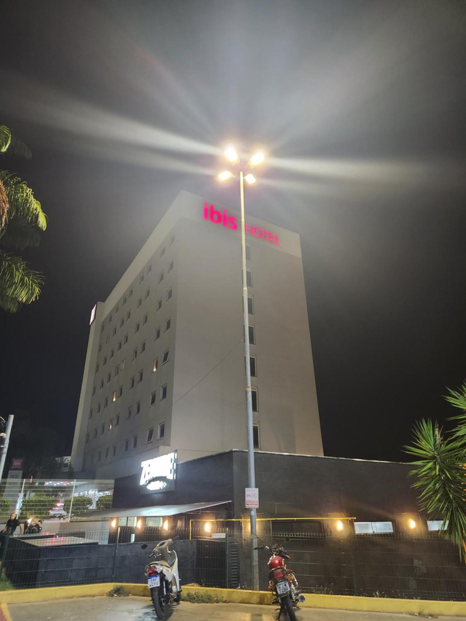 Отель Ibis Montes Claros Shopping Экстерьер фото