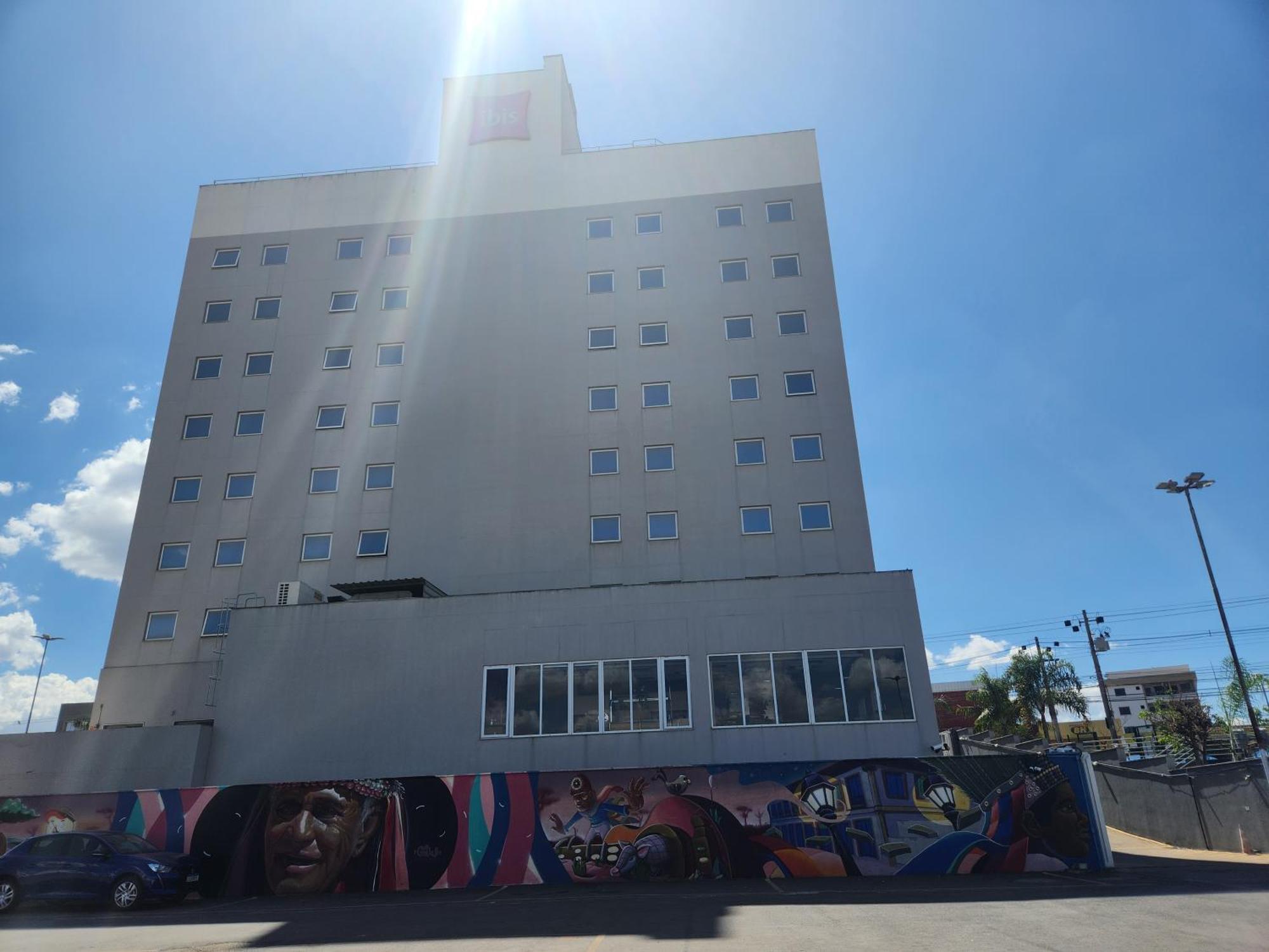 Отель Ibis Montes Claros Shopping Экстерьер фото
