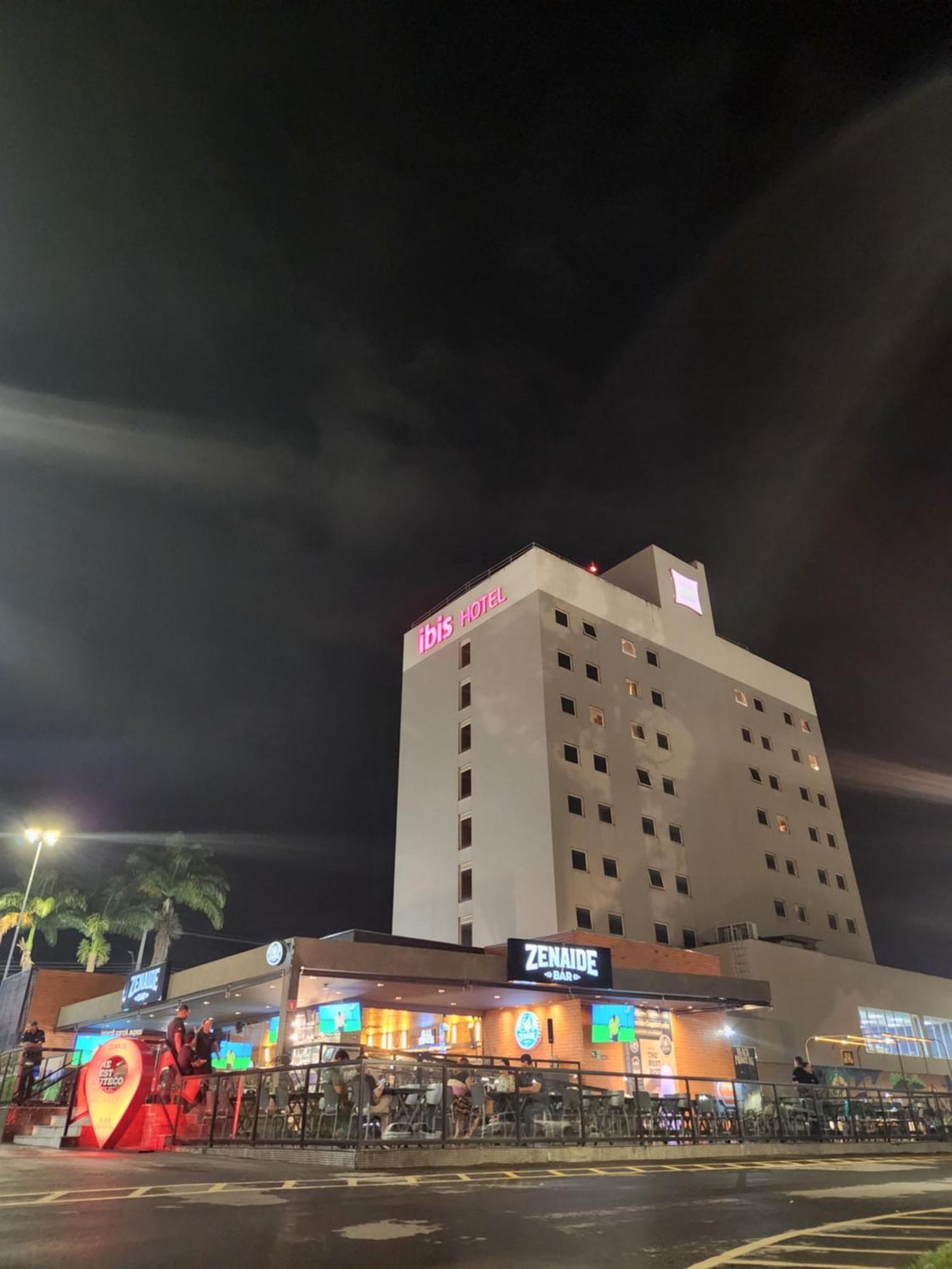 Отель Ibis Montes Claros Shopping Экстерьер фото