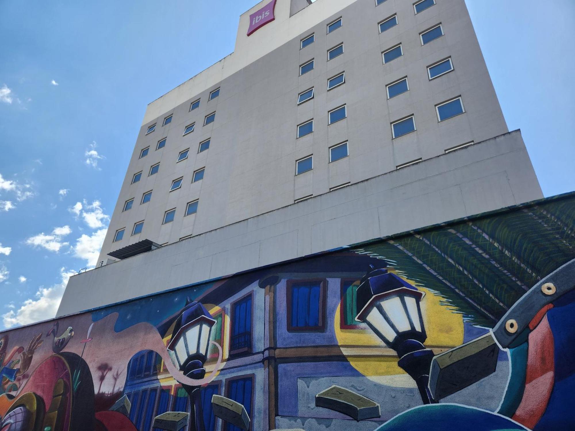 Отель Ibis Montes Claros Shopping Экстерьер фото