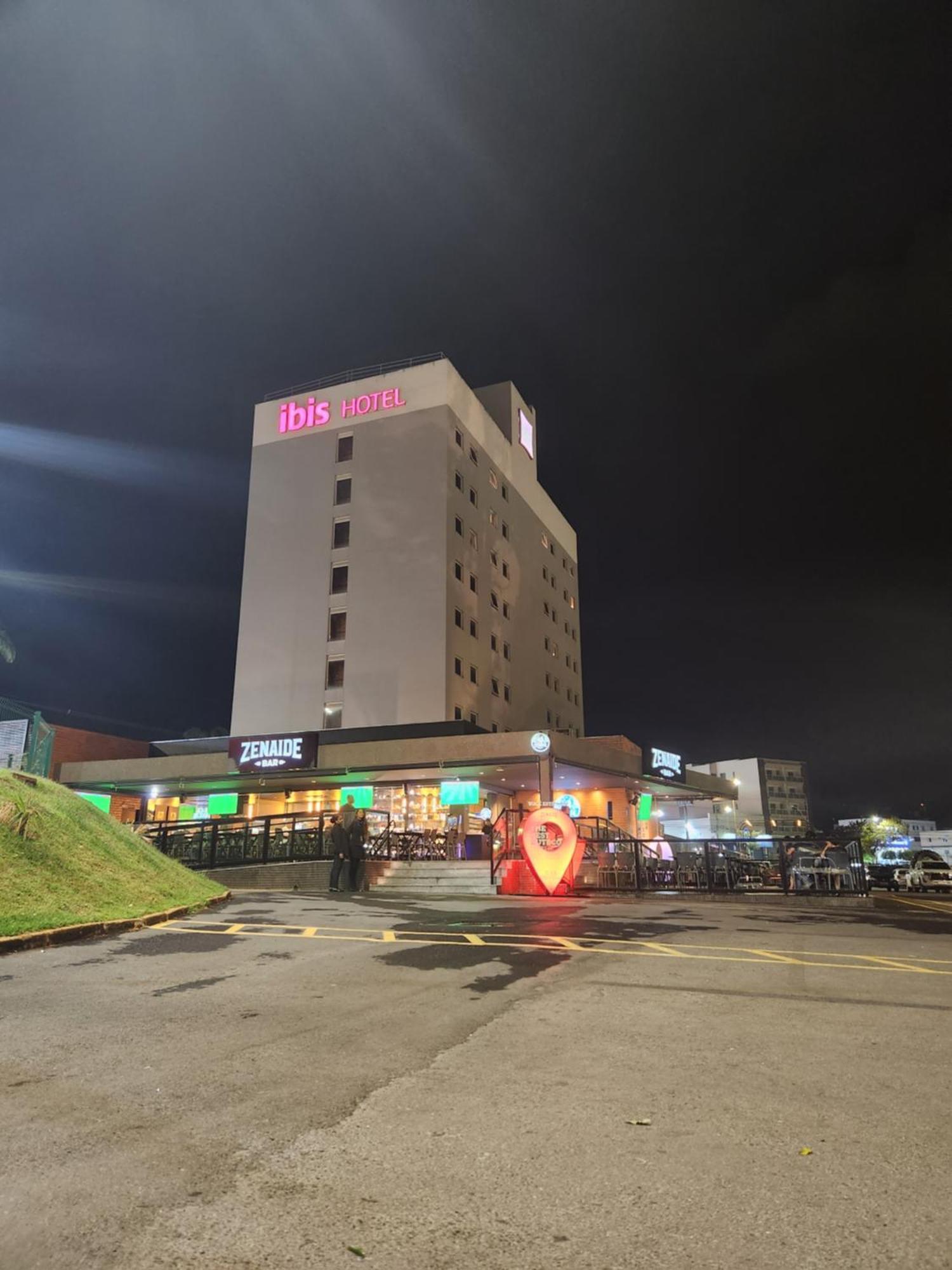 Отель Ibis Montes Claros Shopping Экстерьер фото