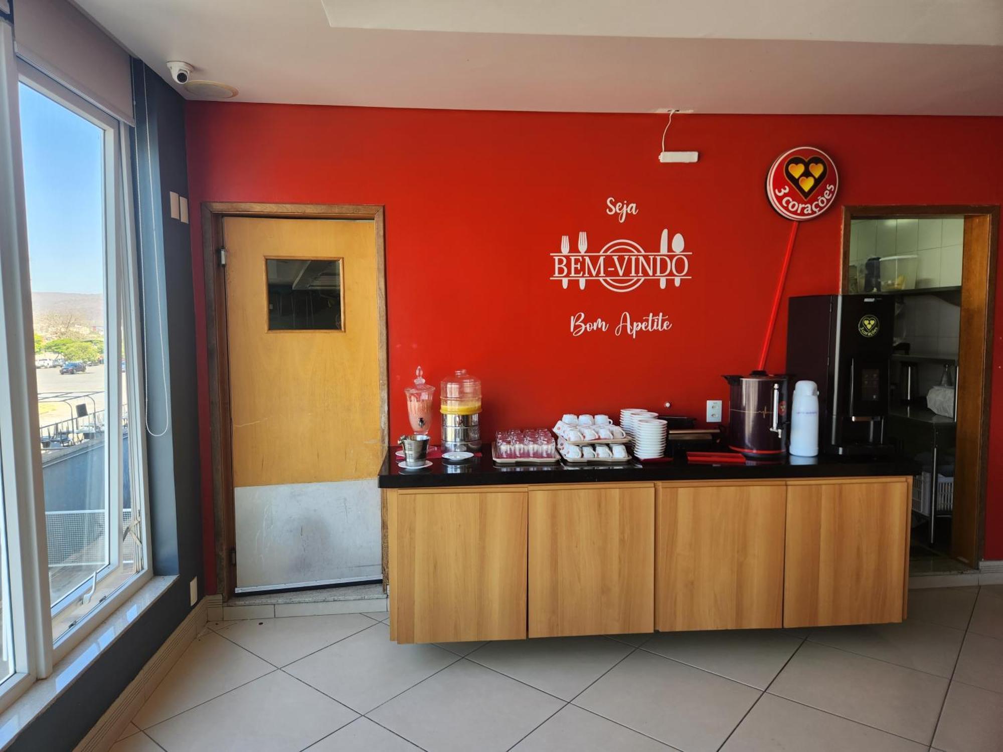 Отель Ibis Montes Claros Shopping Экстерьер фото