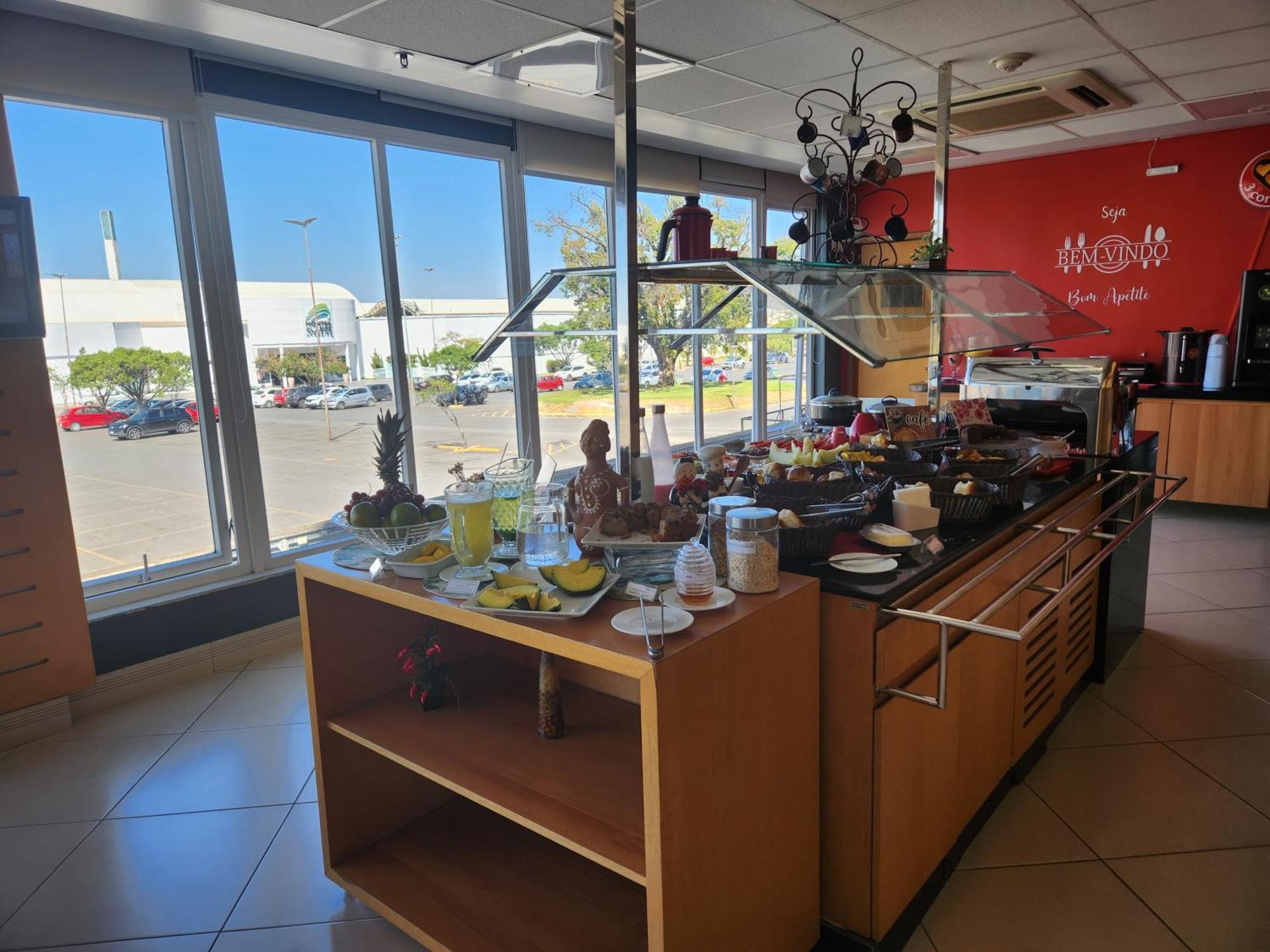 Отель Ibis Montes Claros Shopping Экстерьер фото