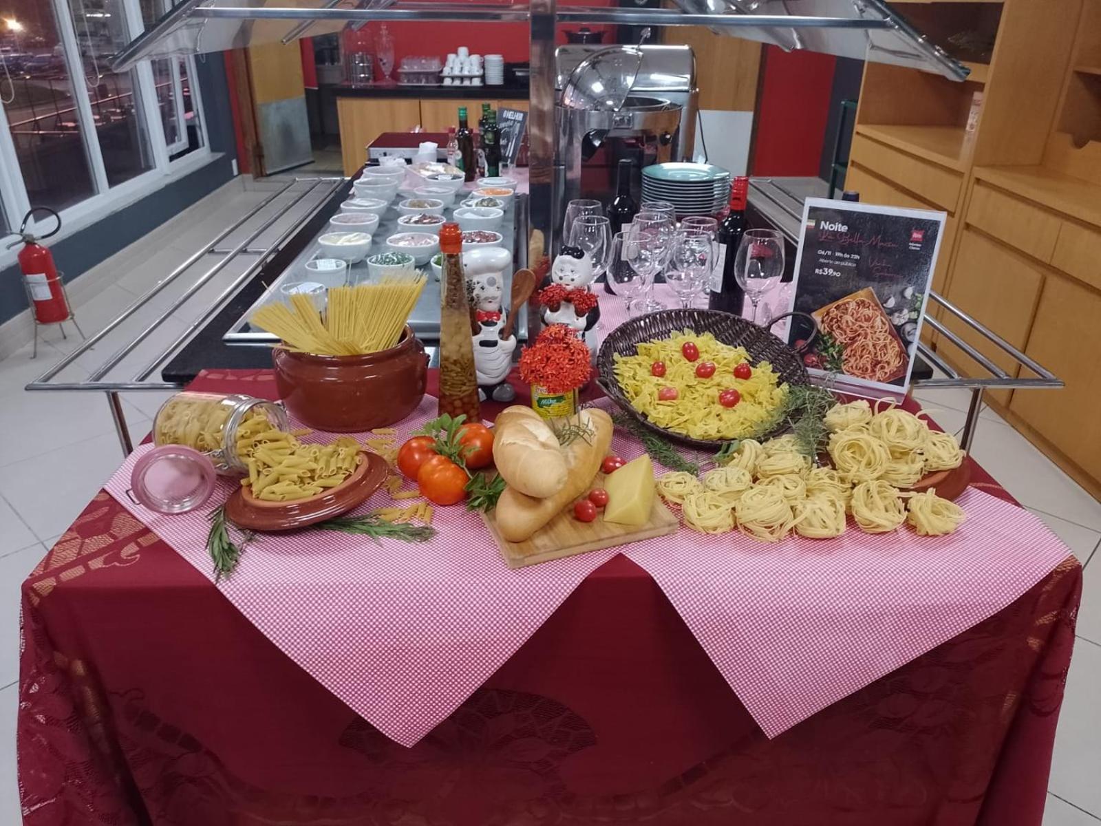 Отель Ibis Montes Claros Shopping Экстерьер фото