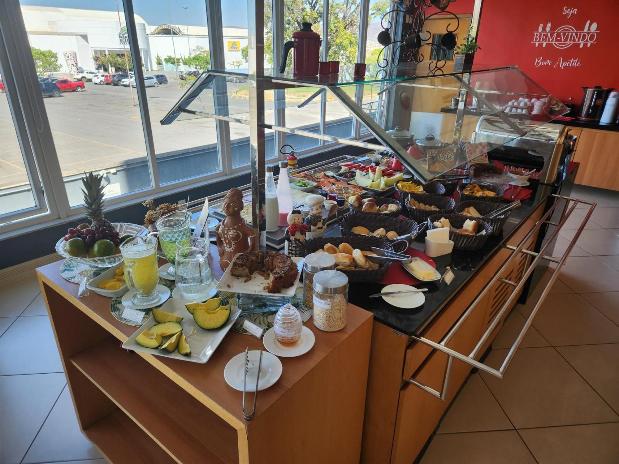 Отель Ibis Montes Claros Shopping Экстерьер фото