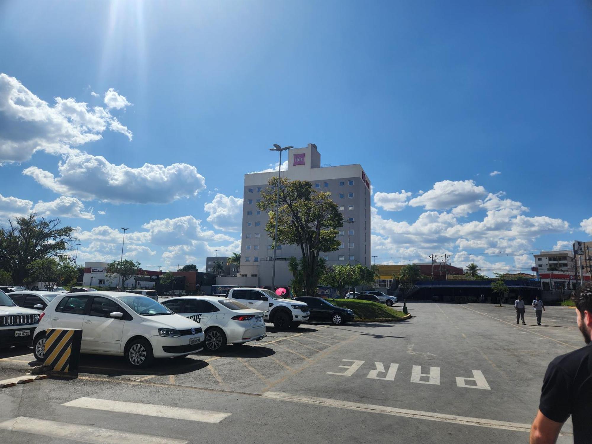 Отель Ibis Montes Claros Shopping Экстерьер фото