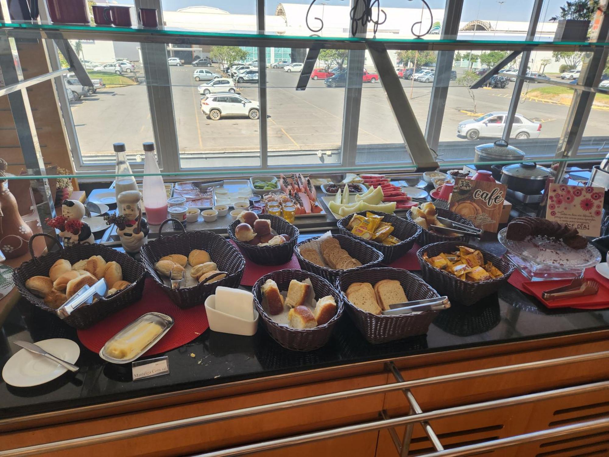 Отель Ibis Montes Claros Shopping Экстерьер фото