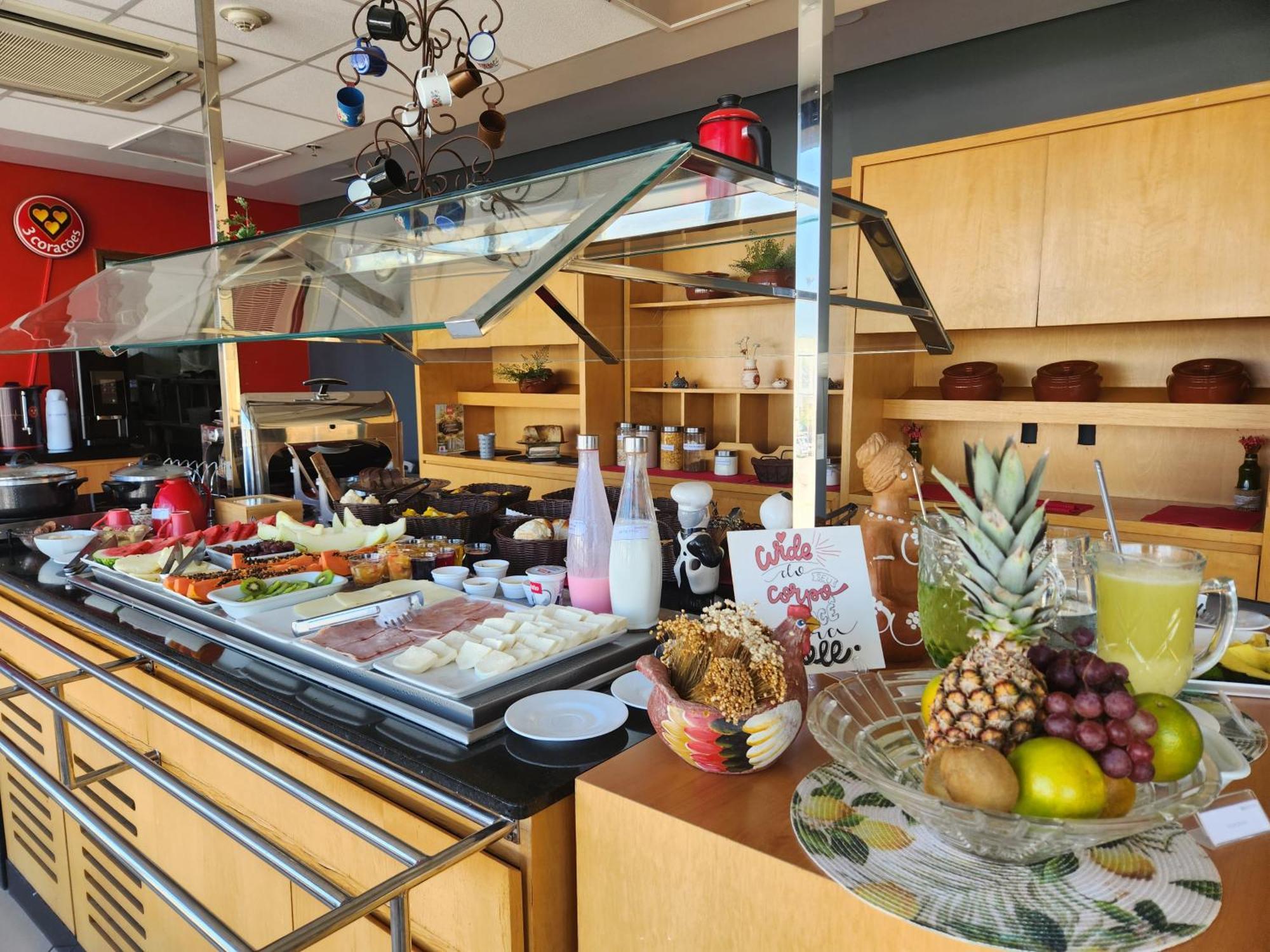 Отель Ibis Montes Claros Shopping Экстерьер фото