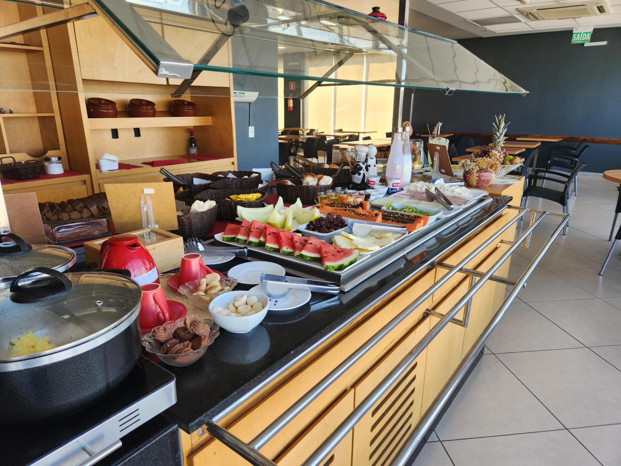 Отель Ibis Montes Claros Shopping Экстерьер фото