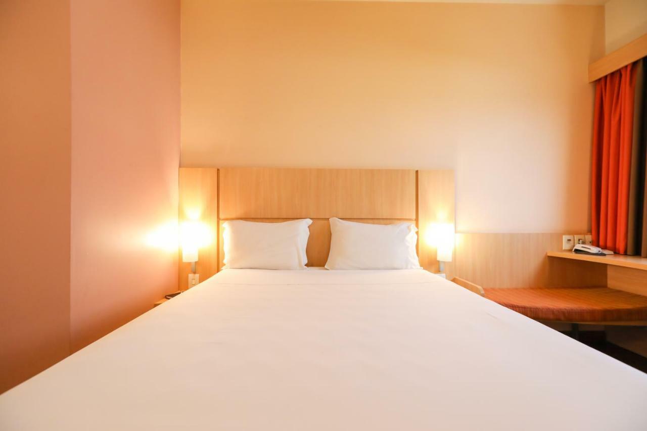 Отель Ibis Montes Claros Shopping Экстерьер фото