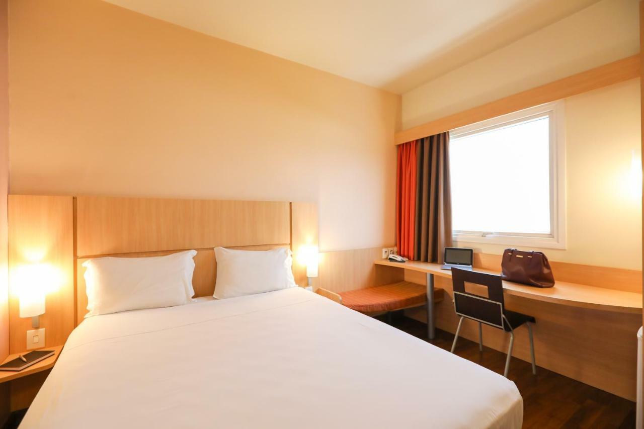 Отель Ibis Montes Claros Shopping Экстерьер фото