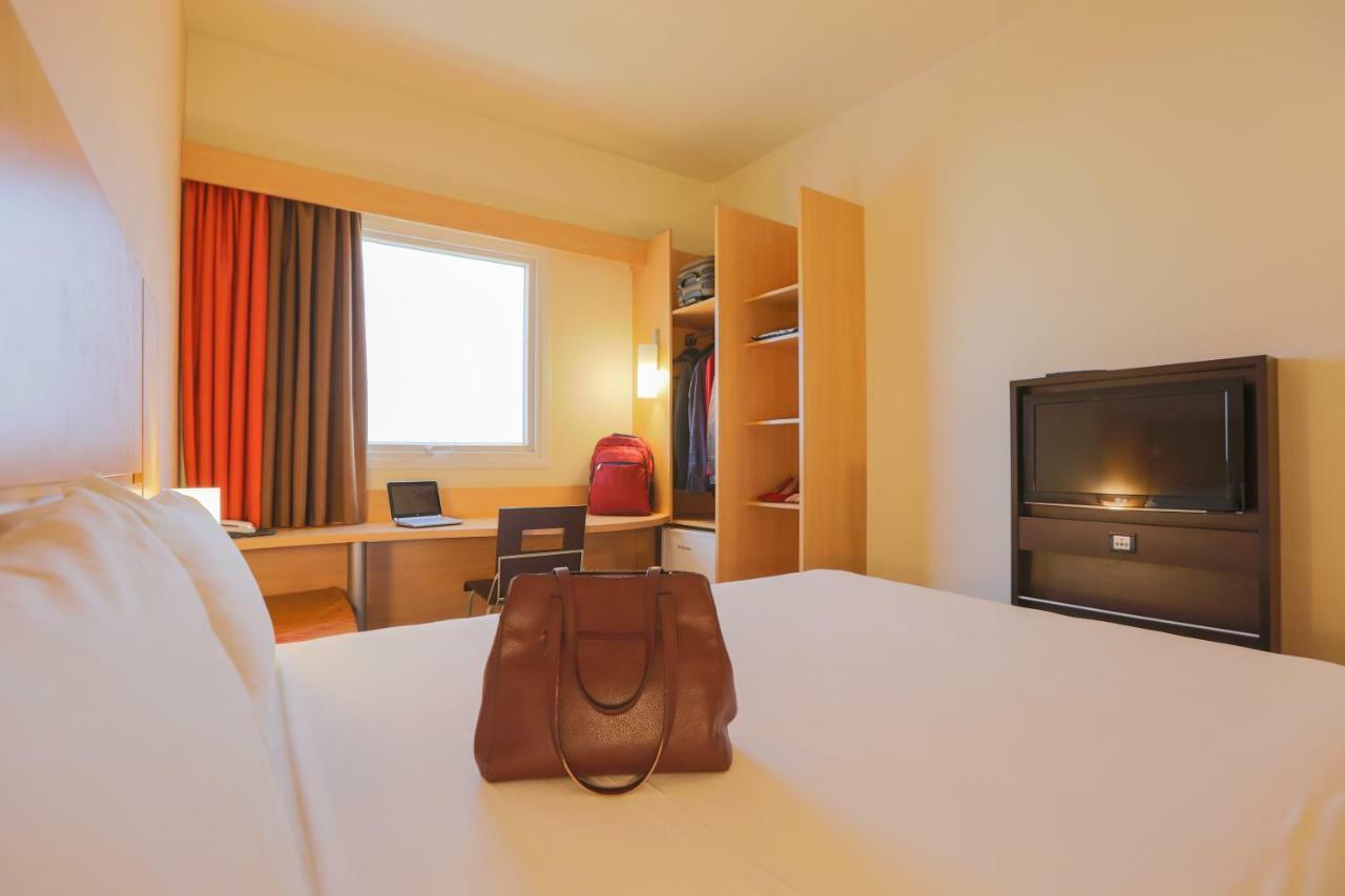 Отель Ibis Montes Claros Shopping Экстерьер фото