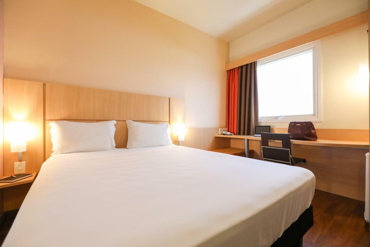Отель Ibis Montes Claros Shopping Экстерьер фото