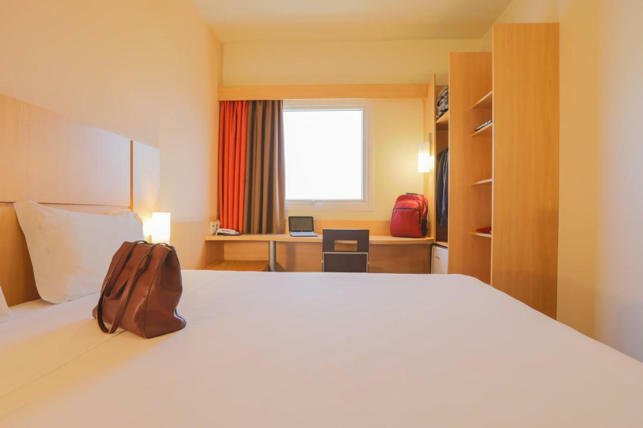 Отель Ibis Montes Claros Shopping Экстерьер фото