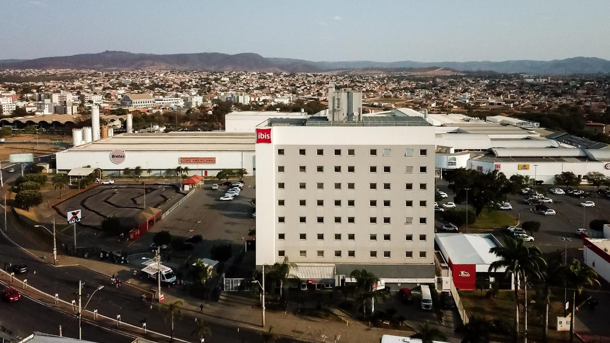 Отель Ibis Montes Claros Shopping Экстерьер фото