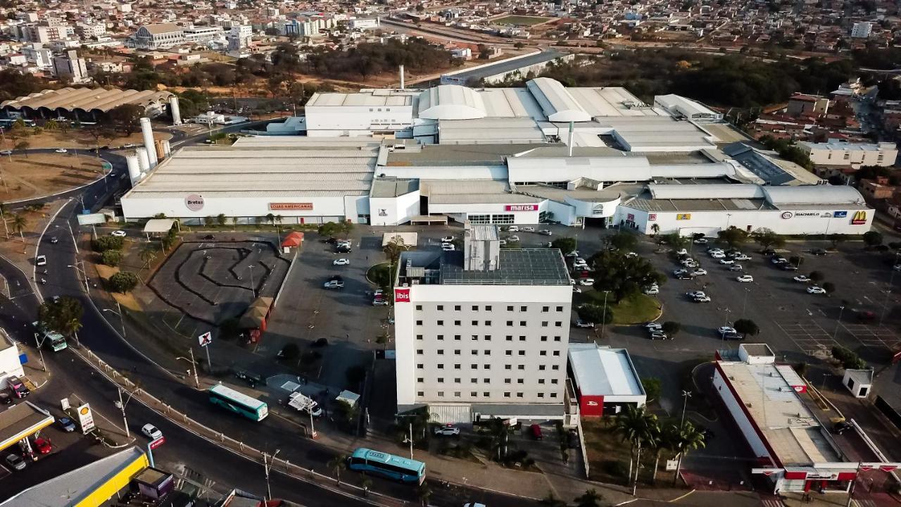 Отель Ibis Montes Claros Shopping Экстерьер фото