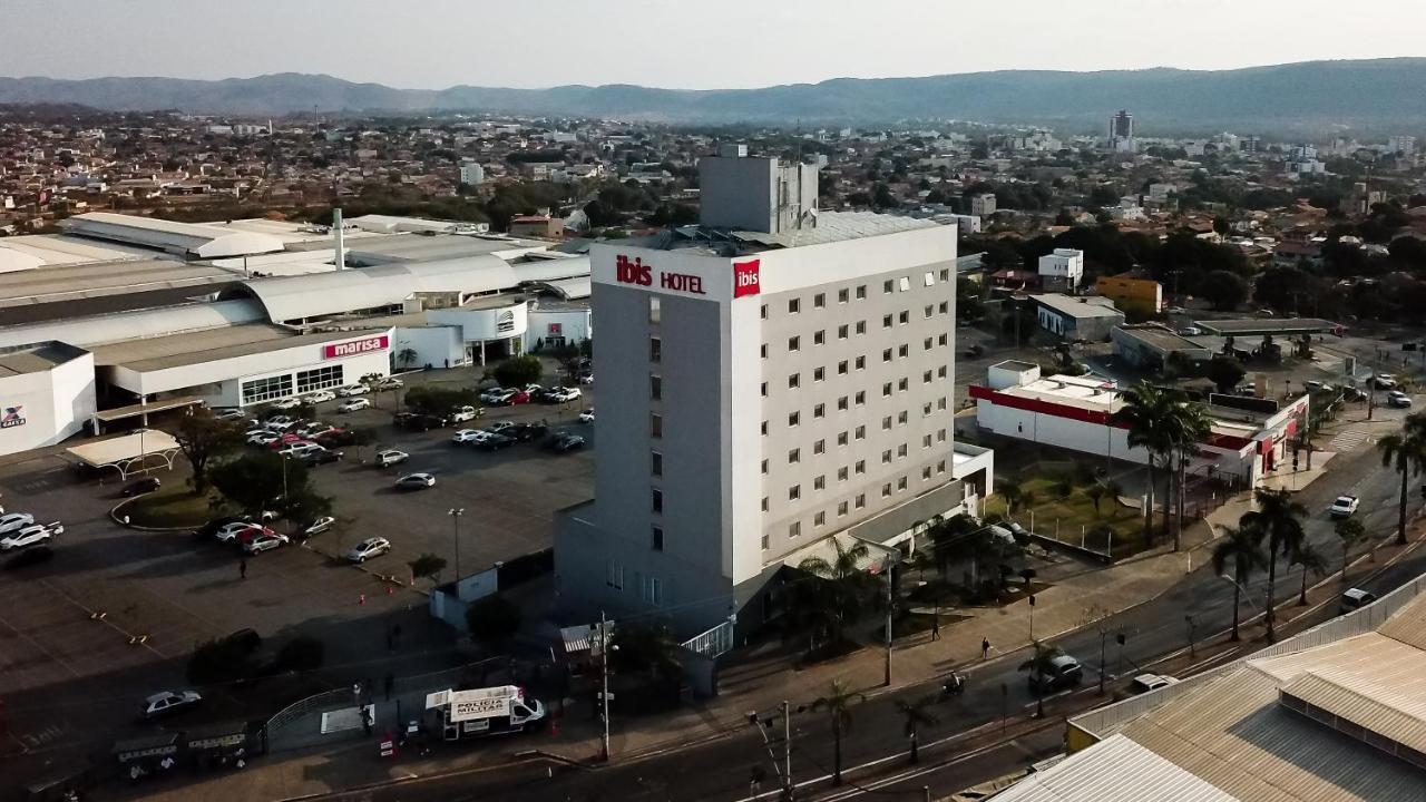 Отель Ibis Montes Claros Shopping Экстерьер фото
