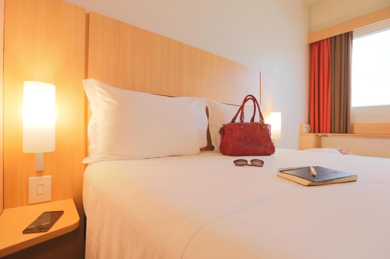 Отель Ibis Montes Claros Shopping Экстерьер фото