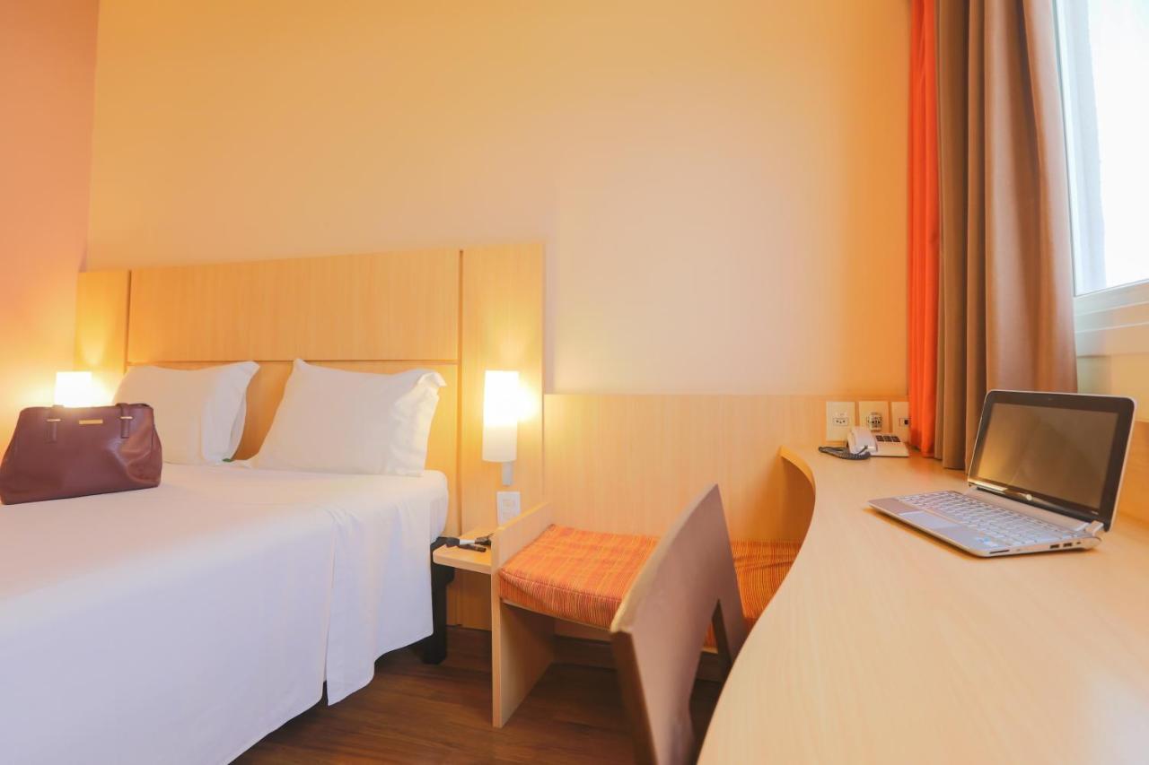Отель Ibis Montes Claros Shopping Экстерьер фото