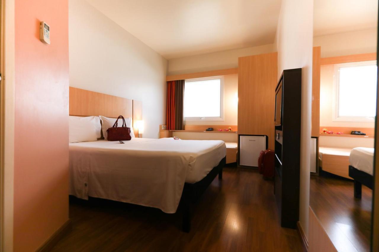 Отель Ibis Montes Claros Shopping Экстерьер фото