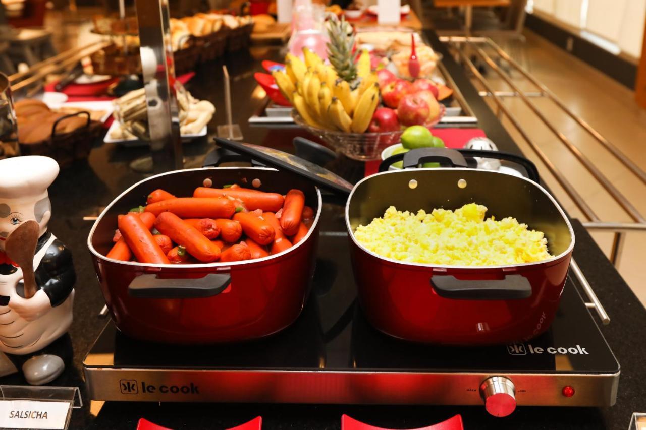 Отель Ibis Montes Claros Shopping Экстерьер фото
